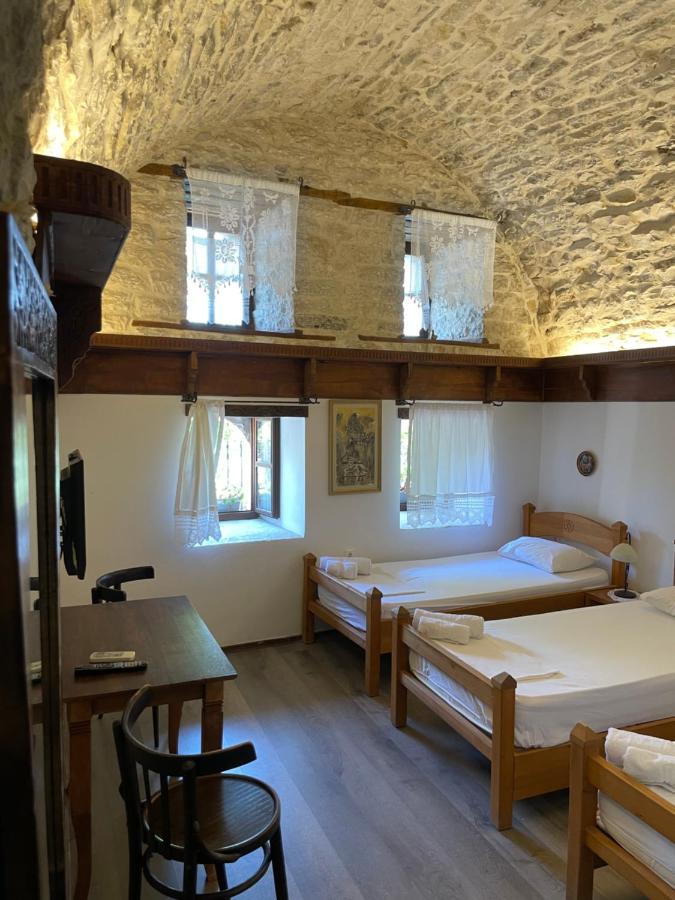 Konaku Guest House Gjirokaster Bagian luar foto