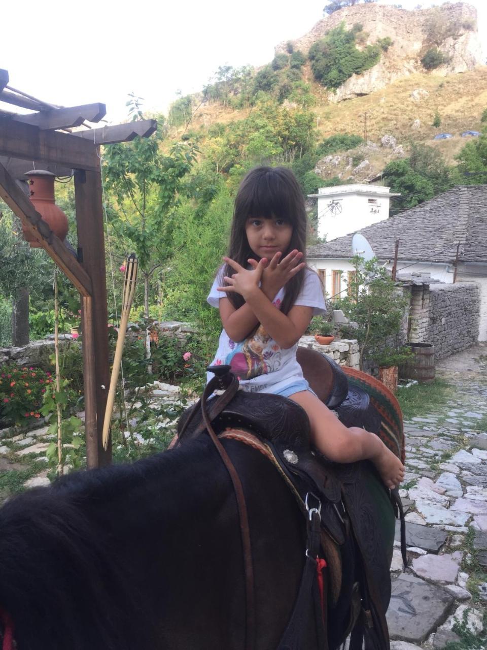 Konaku Guest House Gjirokaster Bagian luar foto