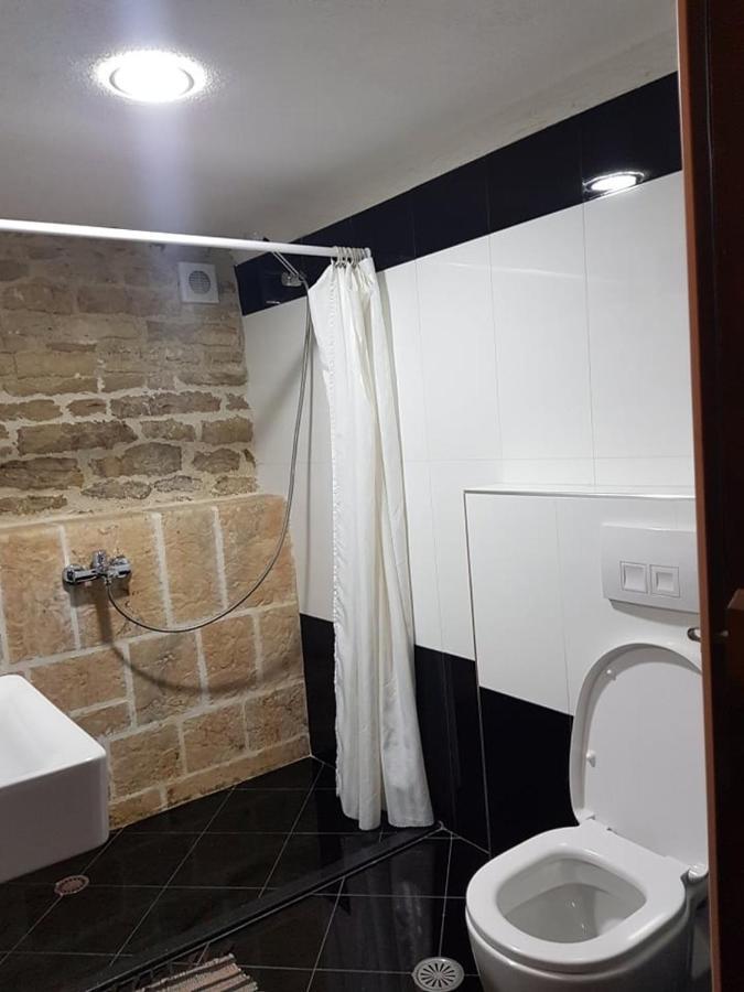 Konaku Guest House Gjirokaster Bagian luar foto