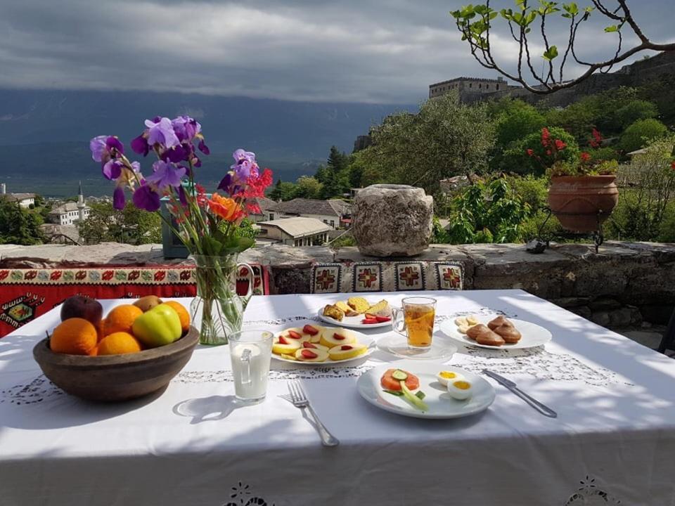 Konaku Guest House Gjirokaster Bagian luar foto