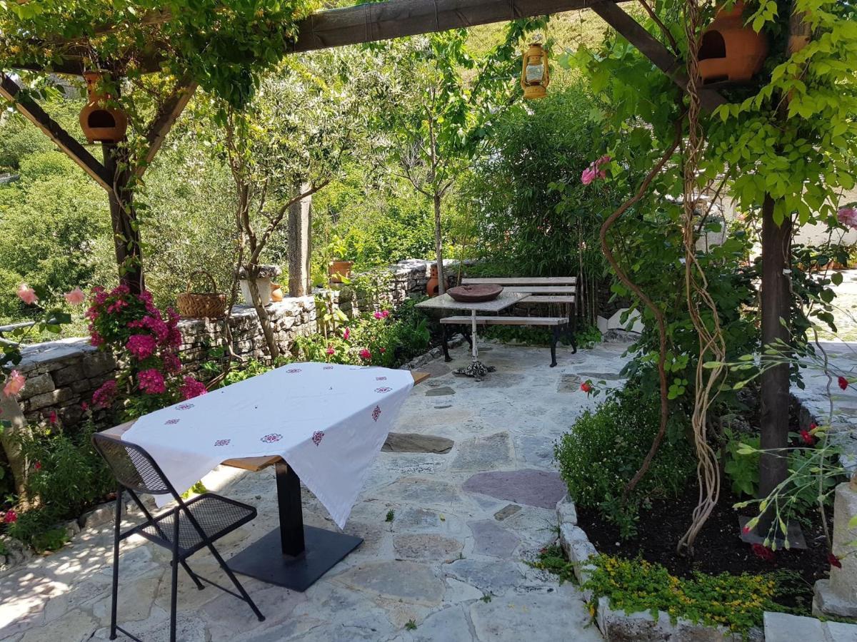 Konaku Guest House Gjirokaster Bagian luar foto